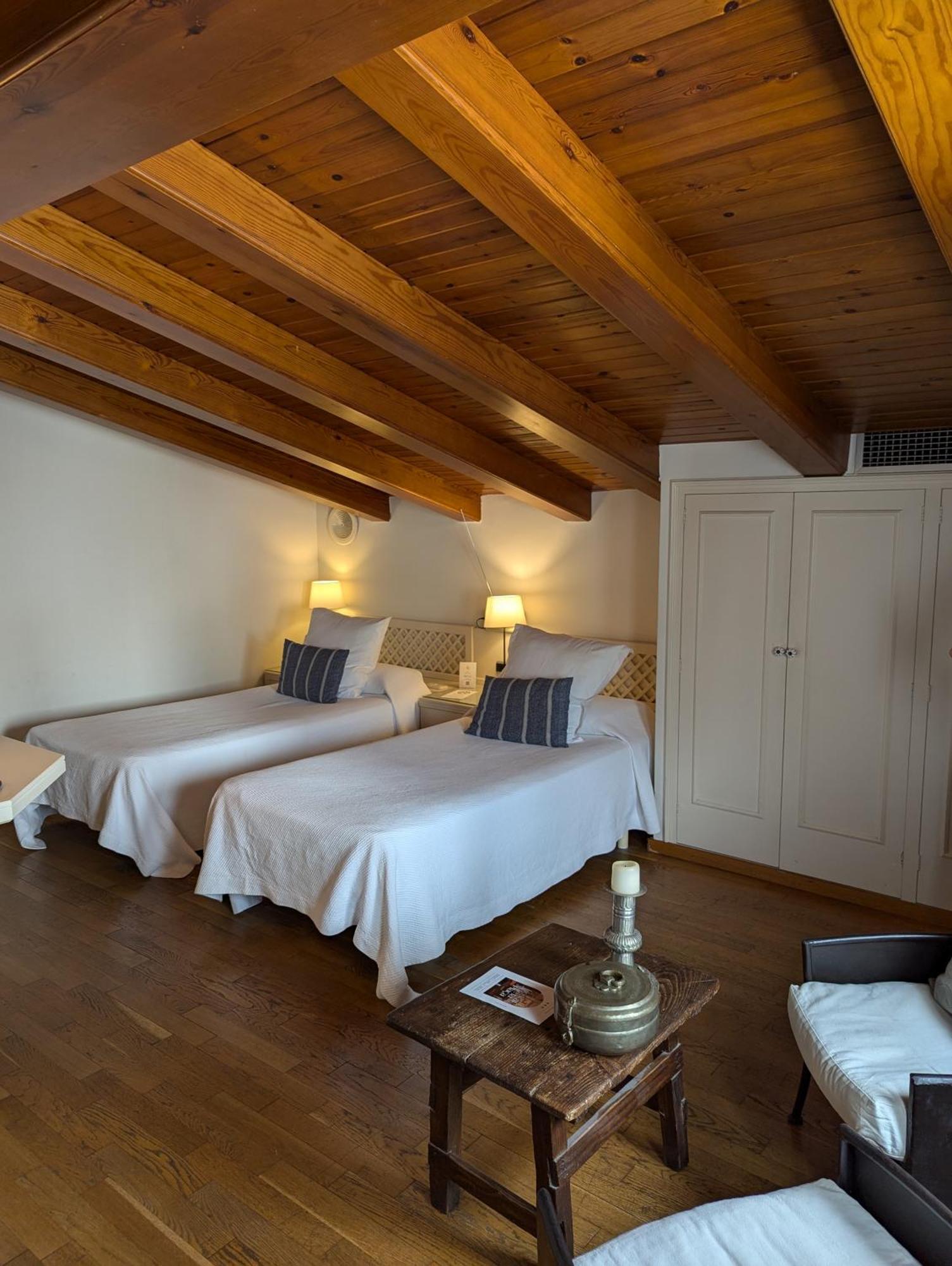 Hostal De La Placa - Hotel Boutique Cabrils Esterno foto